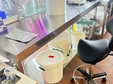 une photo d'un laboratoire où il y a beaucoup de travail à faire
