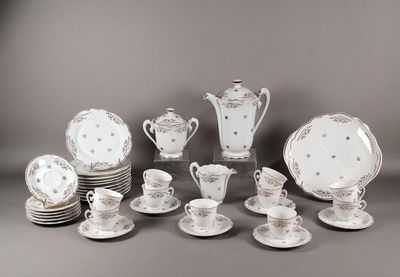 plusieurs assiettes et tasses posées sur une table
