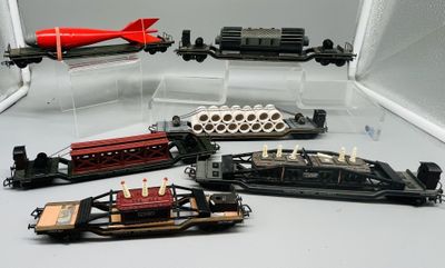 tout un tas de modèles réduits de trains et de bateaux posés sur une table