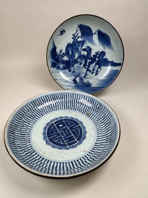 une assiette bleue et blanche avec une image d'un homme à cheval