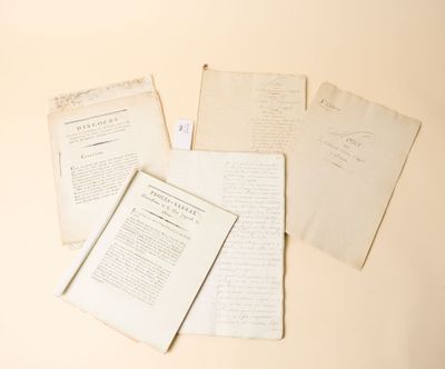 plusieurs vieux papiers sont posés sur une table
