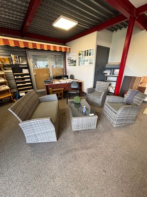 une photo d'un salon avec beaucoup de meubles