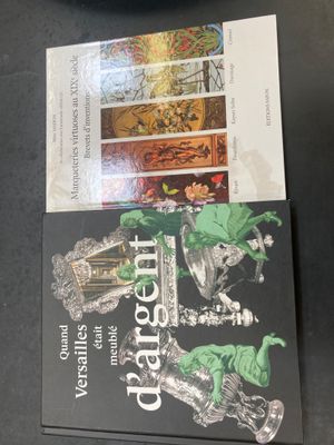 un livre posé sur une table à côté d'une tasse