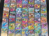 une grande collection de cartes Pokémon posée sur une table