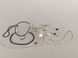 de nombreux colliers et bracelets de toutes sortes disposés sur la table