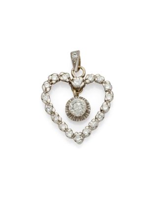 un pendentif en forme de cœur en diamant sur fond blanc