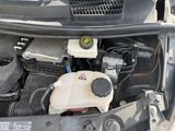 une photo d'un moteur de voiture avec le capot ouvert