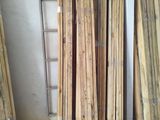 plusieurs pièces de bois sont empilées dans une pièce