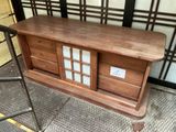 une armoire en bois munie d'une porte vitrée