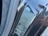 un gros plan sur la poignée d'une portière de voiture sur laquelle est collé un autocollant