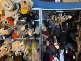 de nombreux rouleaux de tissu sur les étagères de la pièce