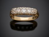 une bague en or et diamants, ornée de trois rangées de diamants