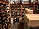 de nombreuses bouteilles de vin sur les étagères de cette cave à vin