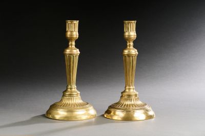 paire de chandeliers anciens en laiton sur fond gris