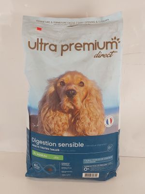 un gros plan sur un sac de croquettes posé sur une table