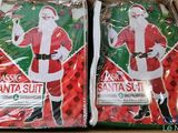 deux sacs contenant un costume de Père Noël posés sur une table