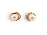 une paire de boucles d'oreilles en perles et or sur fond blanc