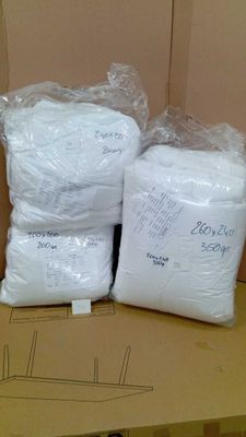 deux paquets de papier toilette posés sur une boîte en carton