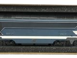 un petit train qui se trouve dans une boîte posée sur la table