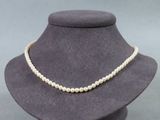 gros plan d'un collier de perles sur un mannequin