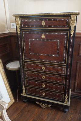 une grande commode dans un coin de la pièce