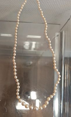 Collier de perles en chute fermoir en or jaune (750e)
