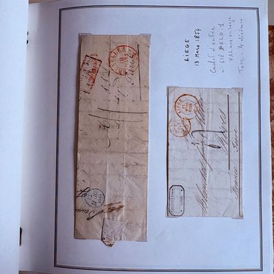 un livre ouvert sur lequel sont collés plusieurs timbres