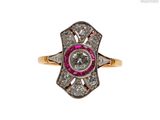 une bague ancienne sertie de diamants et de rubis