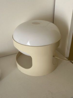 des toilettes blanches posées sur un plan de travail blanc