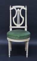 Chaise en bois laqué blanc, mouluré et sculpté à dossier lyr… (photo 2)