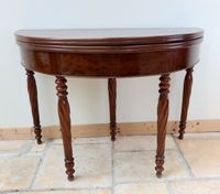 Table de jeux demi-lune reposant sur quatre pieds torsadés