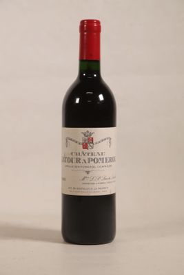 une bouteille de vin posée sur une table