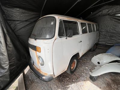 une camionnette blanche garée dans un garage