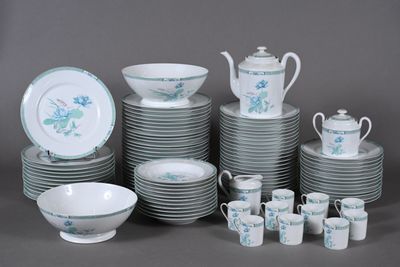 beaucoup de vaisselle et de tasses sur la table
