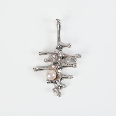 pendentif en argent sterling orné d'une perle et de diamants sur fond blanc