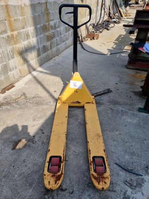 un chariot élévateur garé devant un mur de briques