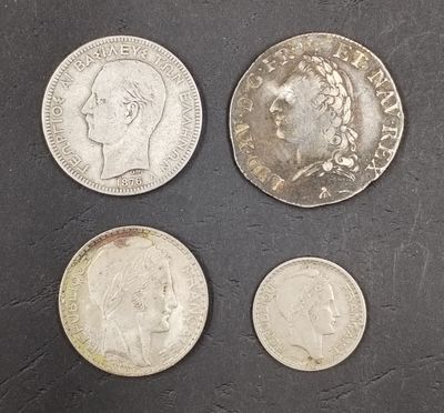quatre pièces différentes sont représentées sur une surface noire