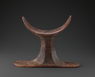 sculpture en bois d'une tête d'animal avec des cornes