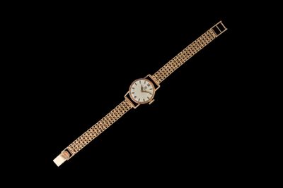 gros plan d'une montre-bracelet sur fond noir