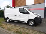une camionnette blanche garée devant un bâtiment