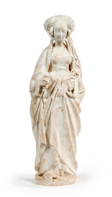 une statue blanche représentant une femme portant un voile sur la tête
