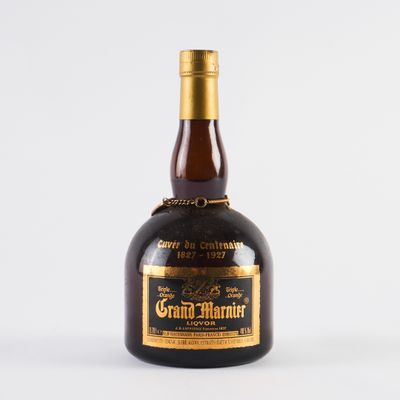 un gros plan d'une bouteille de Grand Marnier sur fond blanc
