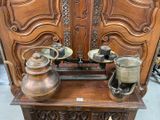 deux vases posés sur une table en bois