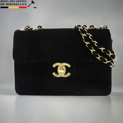Sac à bandoulière Chanel en velours noir avec finitions dorées