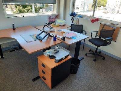 un bureau sur lequel se trouvent un ordinateur portable et une imprimante
