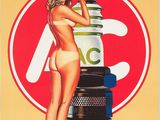 une photo d'une femme en bikini debout à côté d'une canette