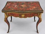 une table rouge et noire ornée de bordures dorées