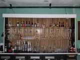 un bar sur lequel sont posées de nombreuses bouteilles et verres