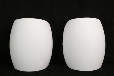 deux vases blancs posés côte à côte sur un fond noir