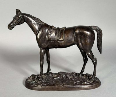 statue en bronze représentant un cheval avec une selle sur le dos
